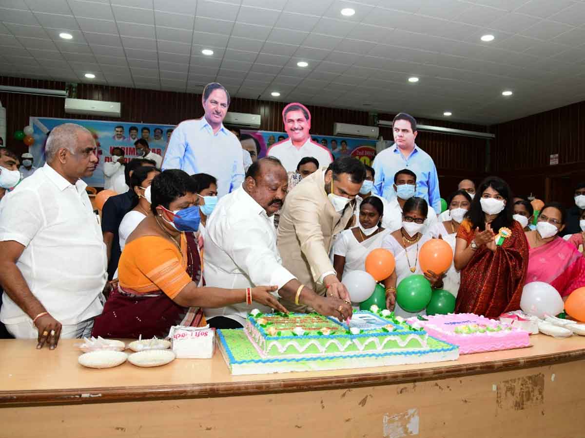 వ్యాక్సినేషన్‌లో కరీంనగర్ రికార్డ్.. సిబ్బందిని అభినందించిన మంత్రి గంగుల