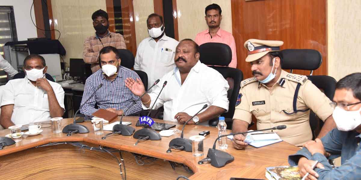 ఆ నలుగురికి డబుల్‌ బెడ్‌ రూం ఇండ్లు : మంత్రి గంగుల