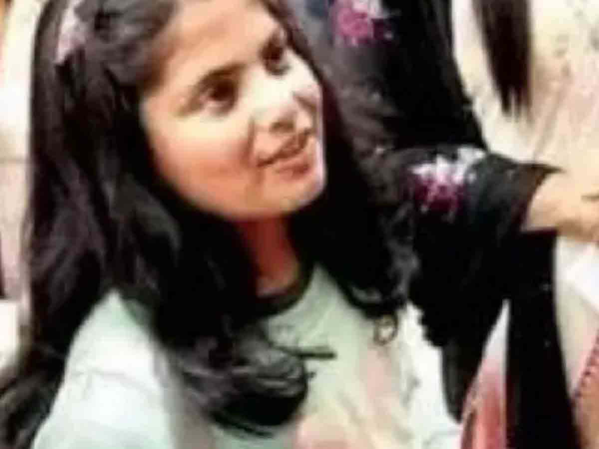 తండ్రి గెలుపు కోసం.. ఏడేండ్ల బాలిక ముందస్తు ప్రచారం