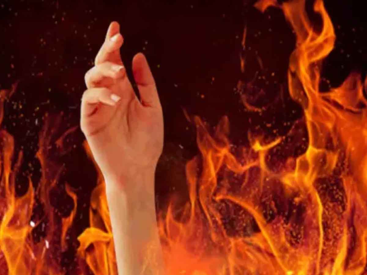 సహజీవనంలో విభేదాలు.. మహిళకు నిప్పంటించిన ఘనుడు