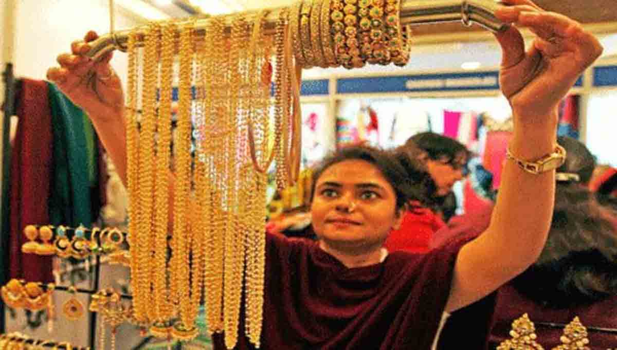 Gold Prices | మ‌ళ్లీ పెరిగిన బంగారం ధ‌ర‌.. భారీగా త‌గ్గిన వెండి.. 24 క్యారెట్ల గోల్డ్ ఎంత పెరిగిందో తెలుసా?