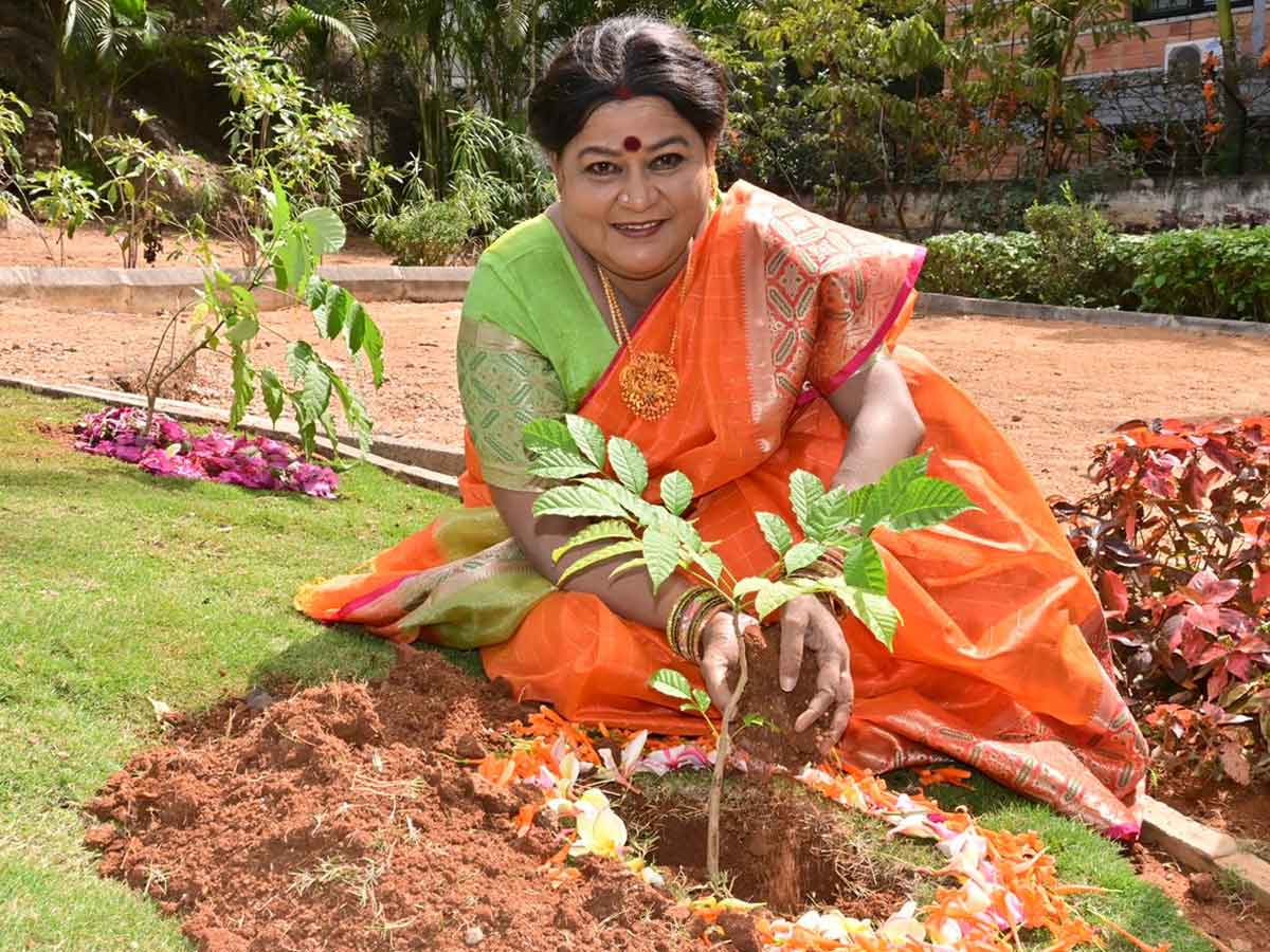 Green India Challenge : మొక్కలు నాటిన కనకదుర్గమ్మ