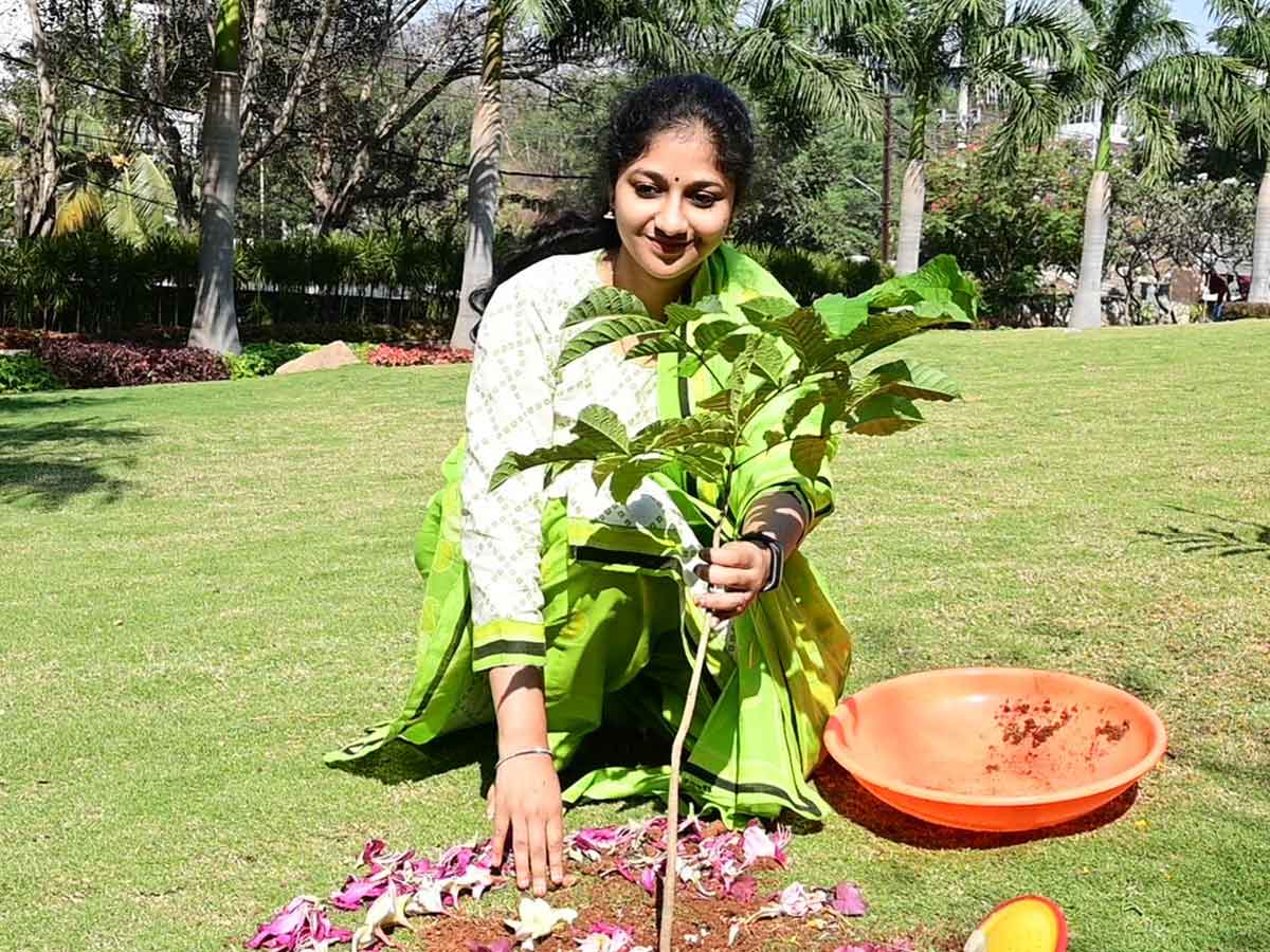 GreenIndia Challenge | మొక్కలు నాటిన సింగర్ శ్రీ లలిత