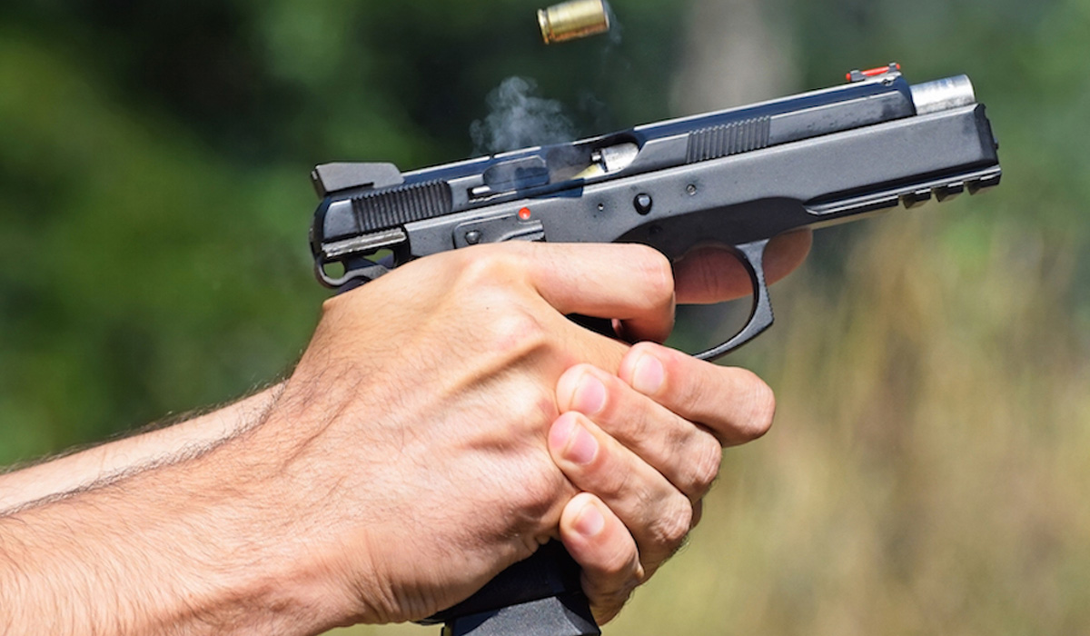 తుపాకీతో సెల్ఫీ తీసుకుంటూ… పొరపాటున కాల్చుకుని యువకుడు మృతి