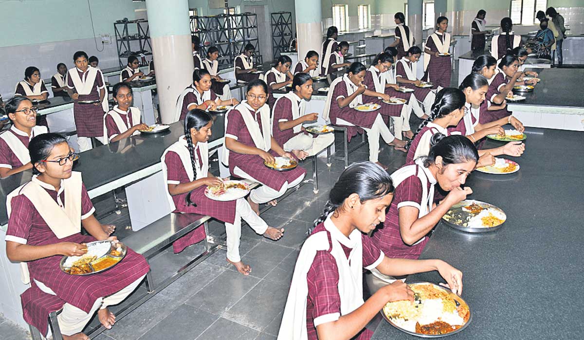 2,500 స్కూళ్లలో భోజనశాలలు