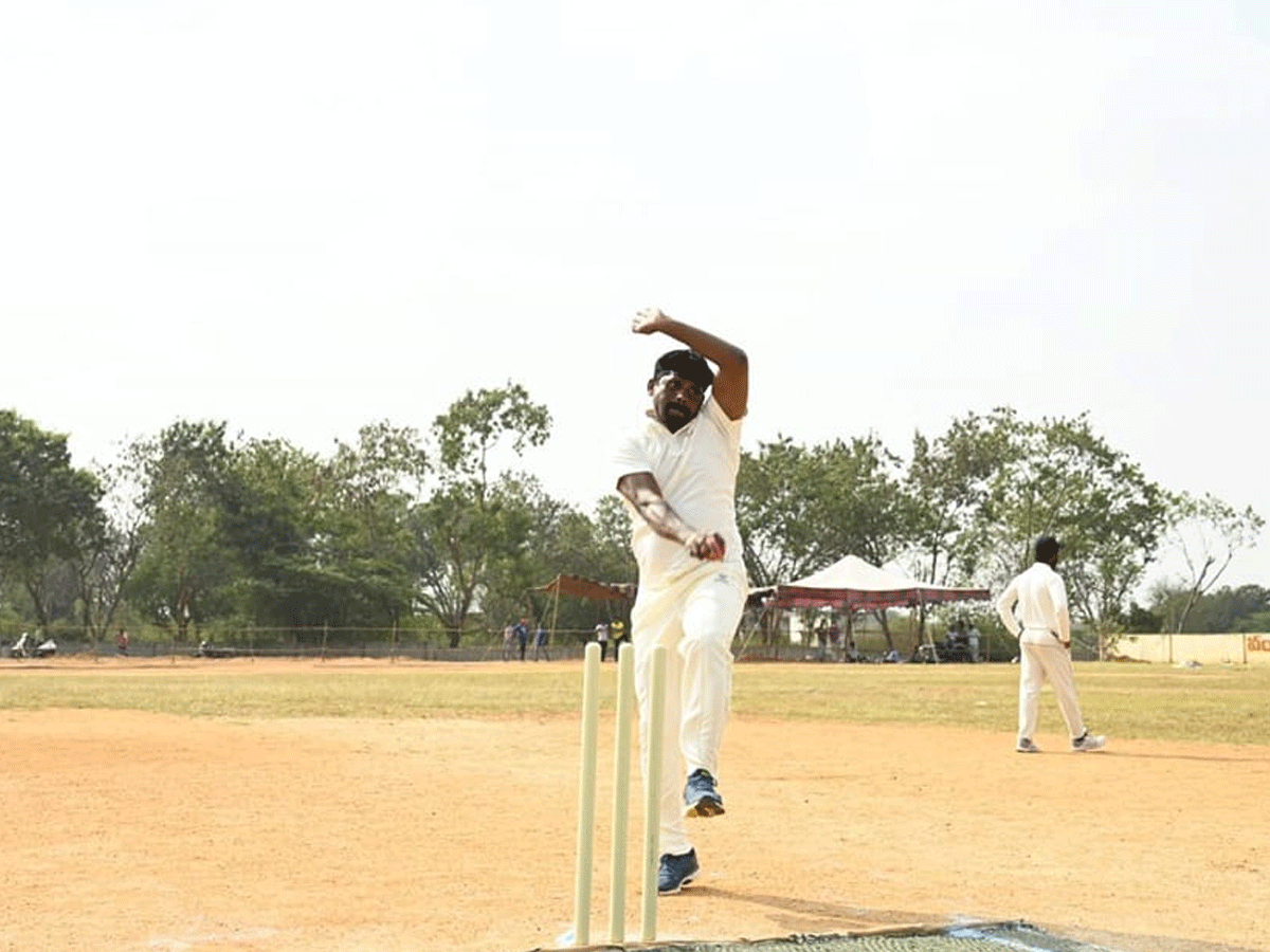 బౌలింగ్‌లో చెలరేగిన టీఆర్‌ఎస్‌ ఎమ్మెల్యే.. క్రికెట్‌ టోర్నీలో బాలరాజు సూపర్‌ షో