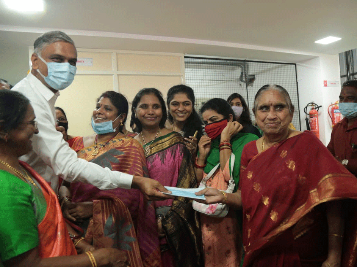 మాస్క్ లేని వారిని చూసి మంత్రి హరీశ్ రావు ఏం చేశారో చూడండి? : వీడియో