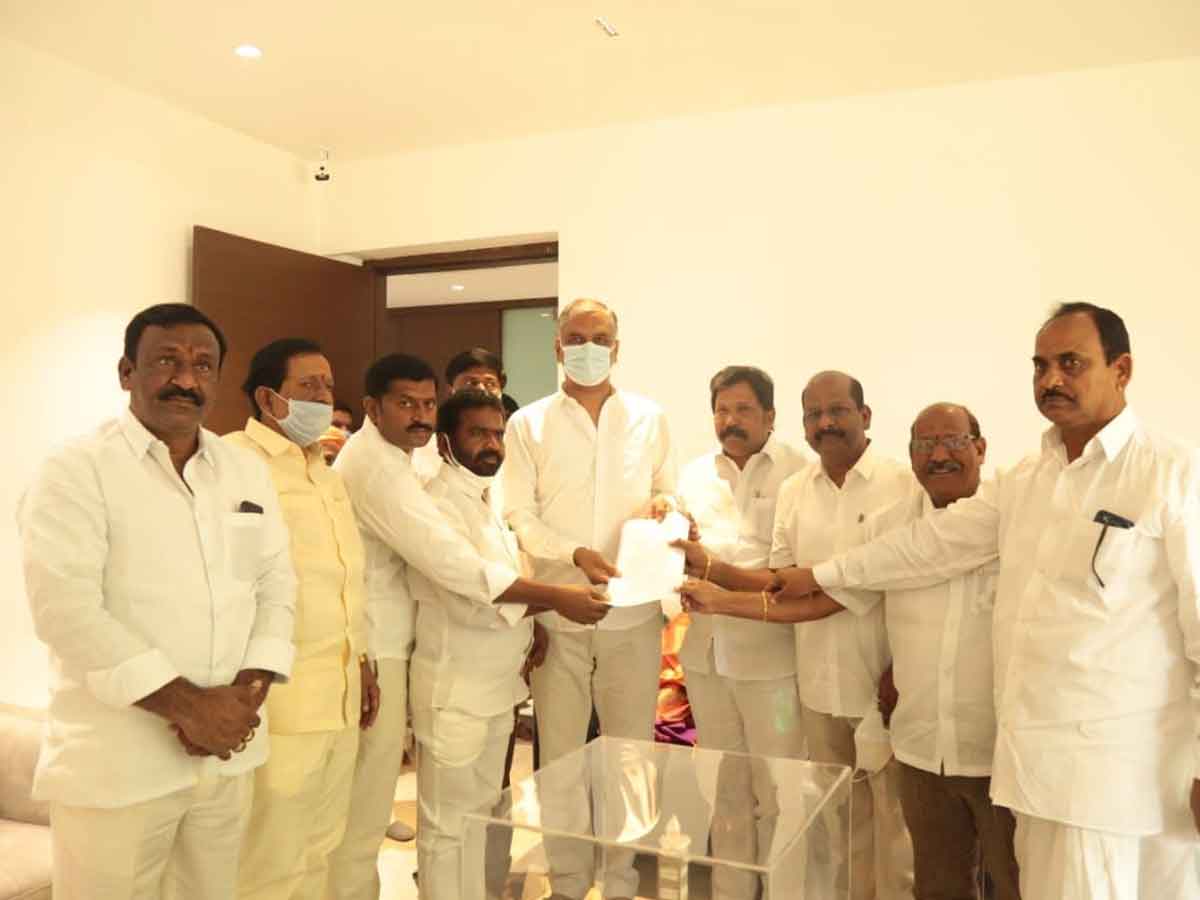 రైతులతో మమేకమై పని చేయండి :  మంత్రి హరీశ్ రావు