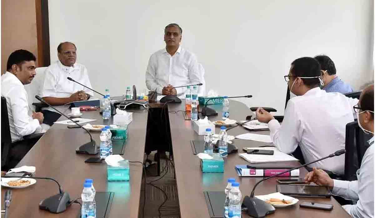 కరోనా నియంత్రణపై అధికారులతో మంత్రి హరీష్‌ రావు సమీక్ష