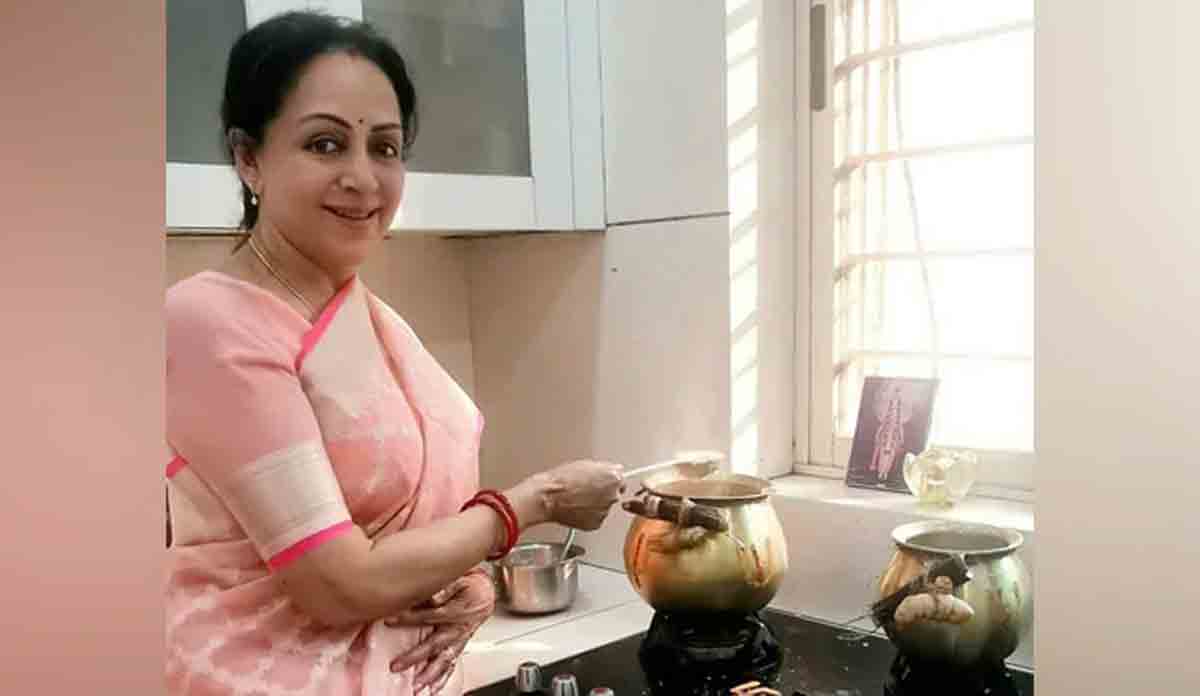 Hema Malini | సంక్రాంతి సెల‌బ్రేష‌న్స్‌లో డ్రీమ్ గ‌ర్ల్‌.. పొంగ‌ల్ వండిన హేమా మాలిని