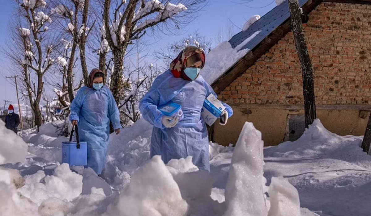 Covid Vaccine | మోకాలు లోతు మంచులో వెళ్లి, వ్యాక్సిన్ ఇచ్చిన ఆరోగ్య కార్య‌క‌ర్త‌
