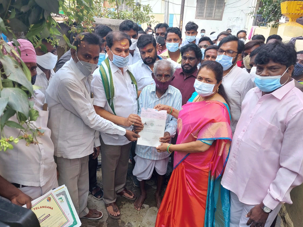 Hanumakonda | ఇంటింటికి తిరుగుతూ.. సీఎంఆర్‌ఎఫ్‌ చెక్కులు పంపిణీ