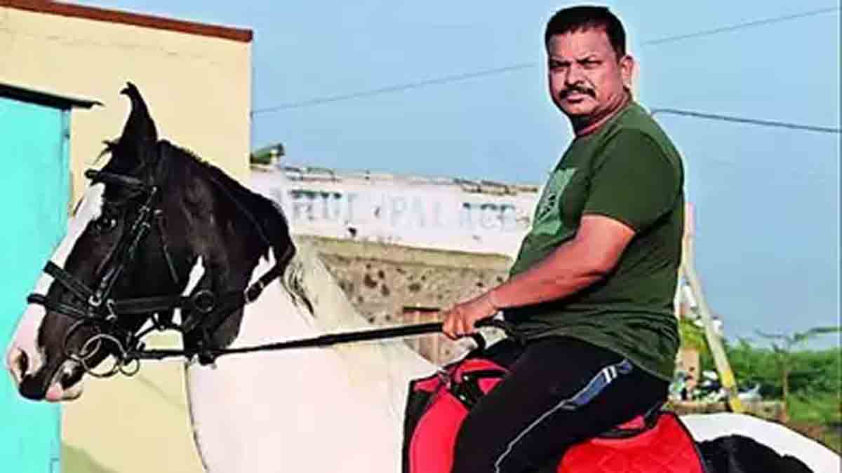 ల‌క్ష‌లు విలువ చేసే కారు, బైక్‌ల‌ను ప‌క్క‌న పెట్టి గుర్రాన్ని కొని.. ఈ బిజినెస్‌మ్యాన్‌ రూటే స‌ప‌రేటు