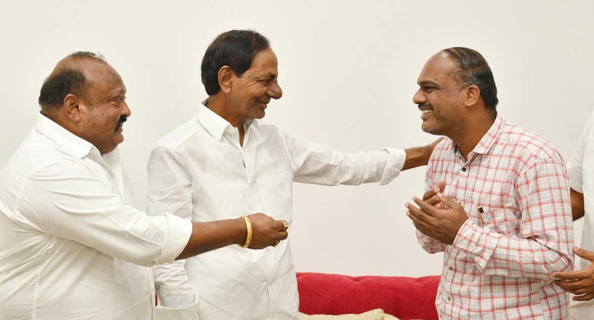 ‘ఇగురం’ రచయిత గంగాడి సుధీర్ రెడ్డిని అభినందించిన సీఎం కేసీఆర్