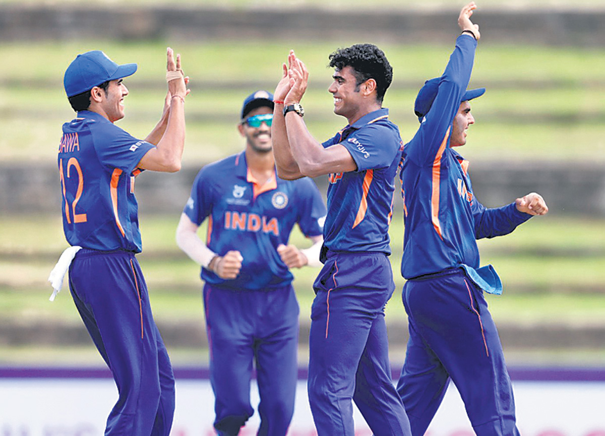 క్వార్టర్స్‌లో యువ భారత్‌