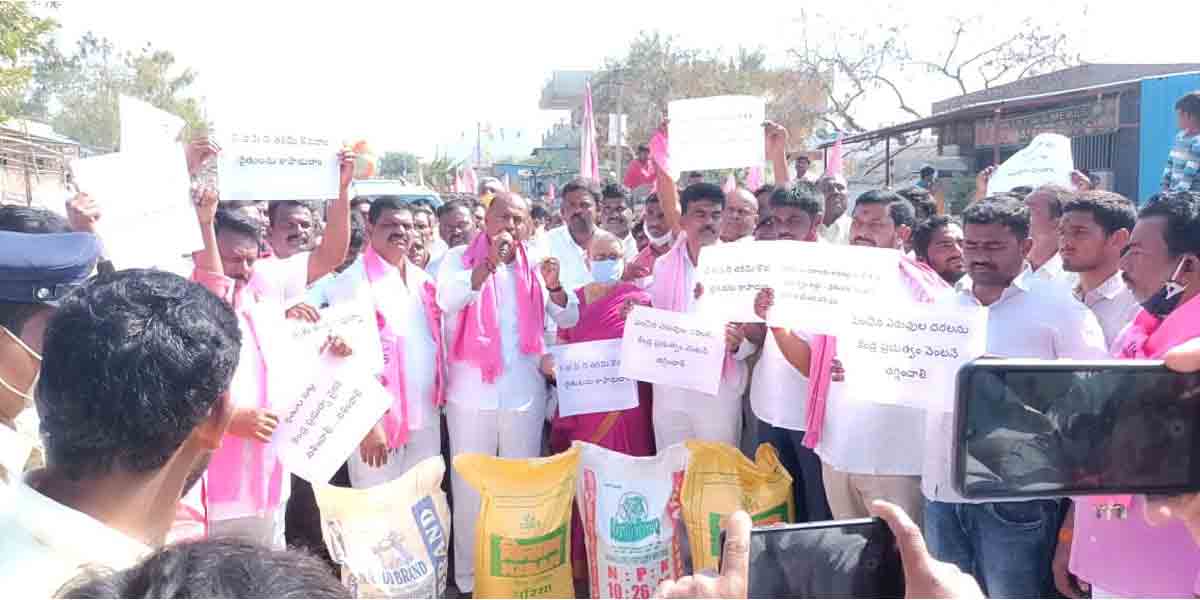 Jogulamba gadwal | ఎరువుల సంచులను తగలబెట్టి..నిరసన తెలిపిన రైతులు