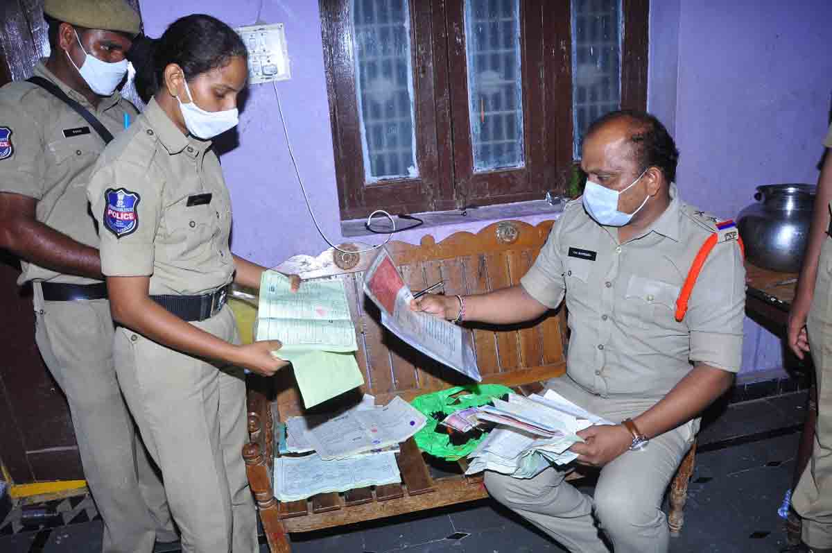 వ‌డ్డీ వ్యాపారుల ఇళ్ల‌లో పోలీసుల సోదాలు.. న‌గ‌దు, ప్రామిస‌రీ నోట్లు స్వాధీనం