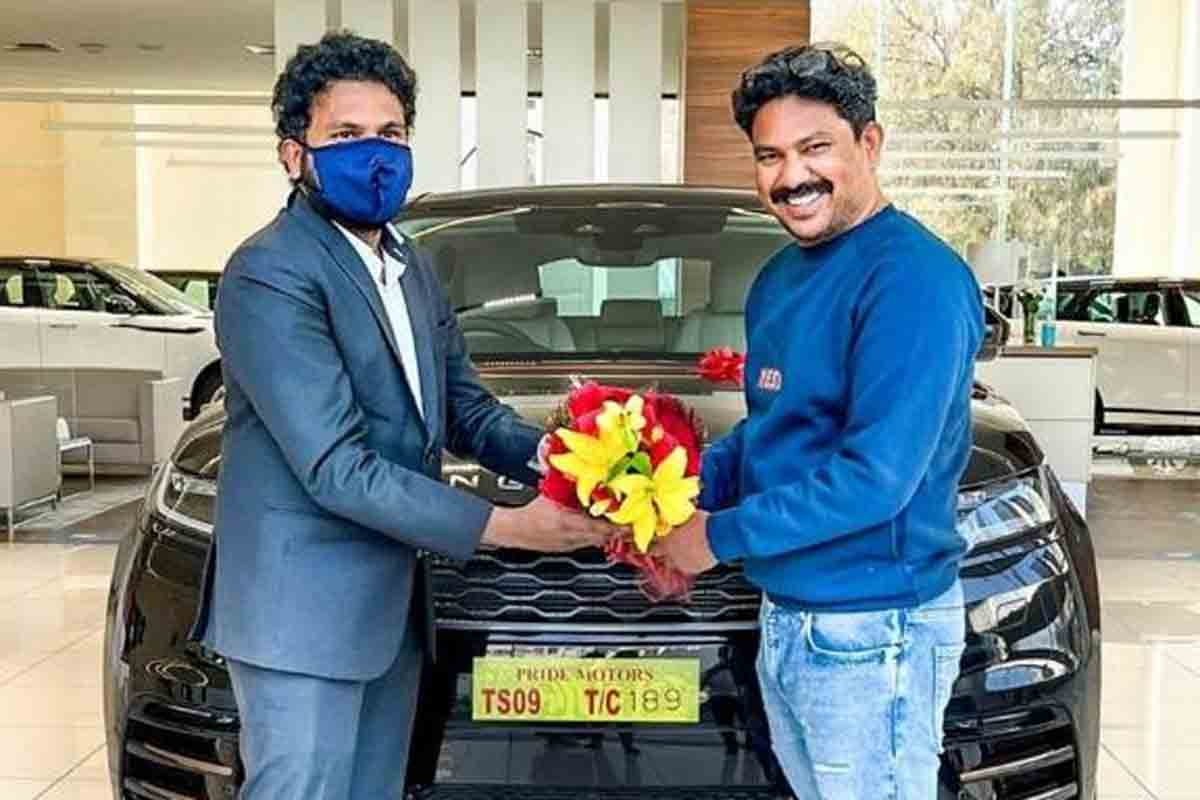 సినిమా విడుదలకు ముందే దర్శకుడికి కోటి 20 లక్షల కారును గిఫ్ట్‌గా ఇచ్చిన నిర్మాత..