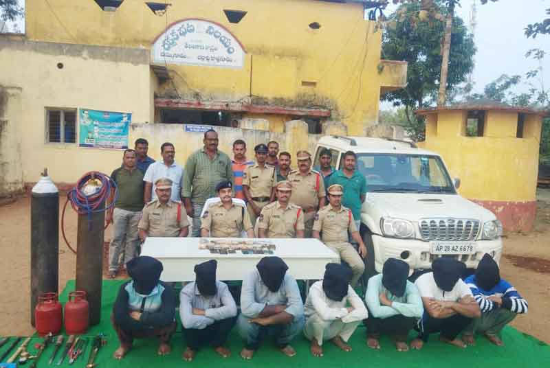 దొంగలు దొరికారు..