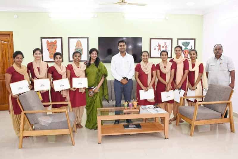 రిపబ్లిక్‌ డే వేడుకలకు భద్రాద్రి విద్యార్థినులు