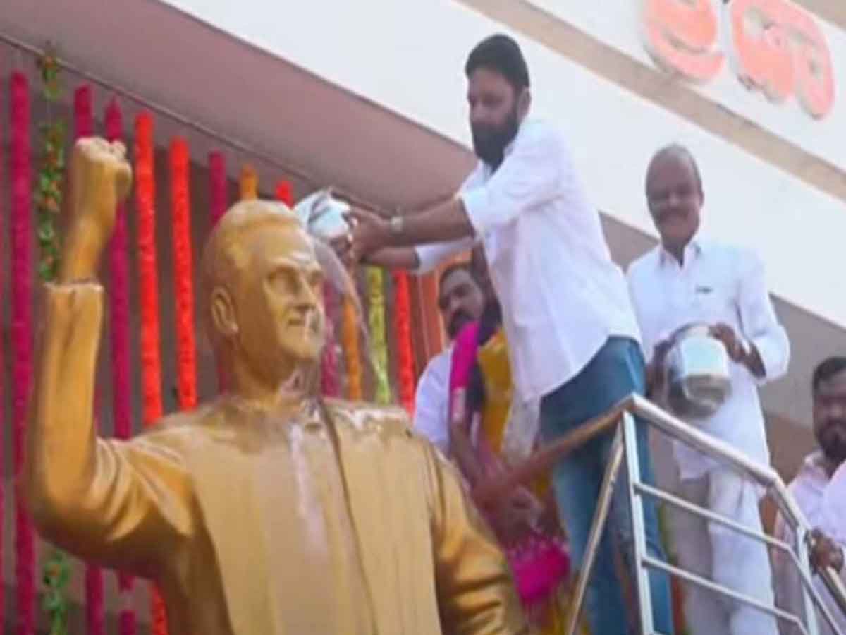 AP Minister Kodalinani | ఎన్టీఆర్ విగ్రహానికి పాలాభిషేకం చేసిన కొడాలినాని