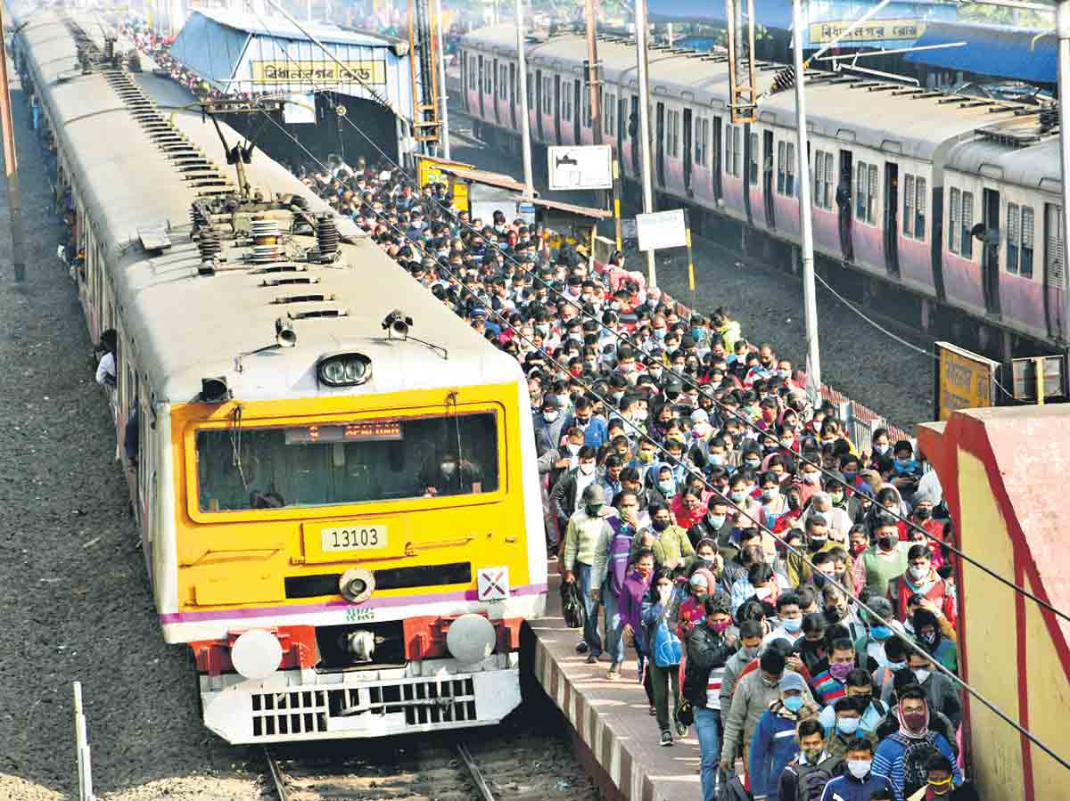 ఒక్కరోజే 33 వేల కేసులు.. దేశంలో కోరలు చాస్తున్న కరోనా