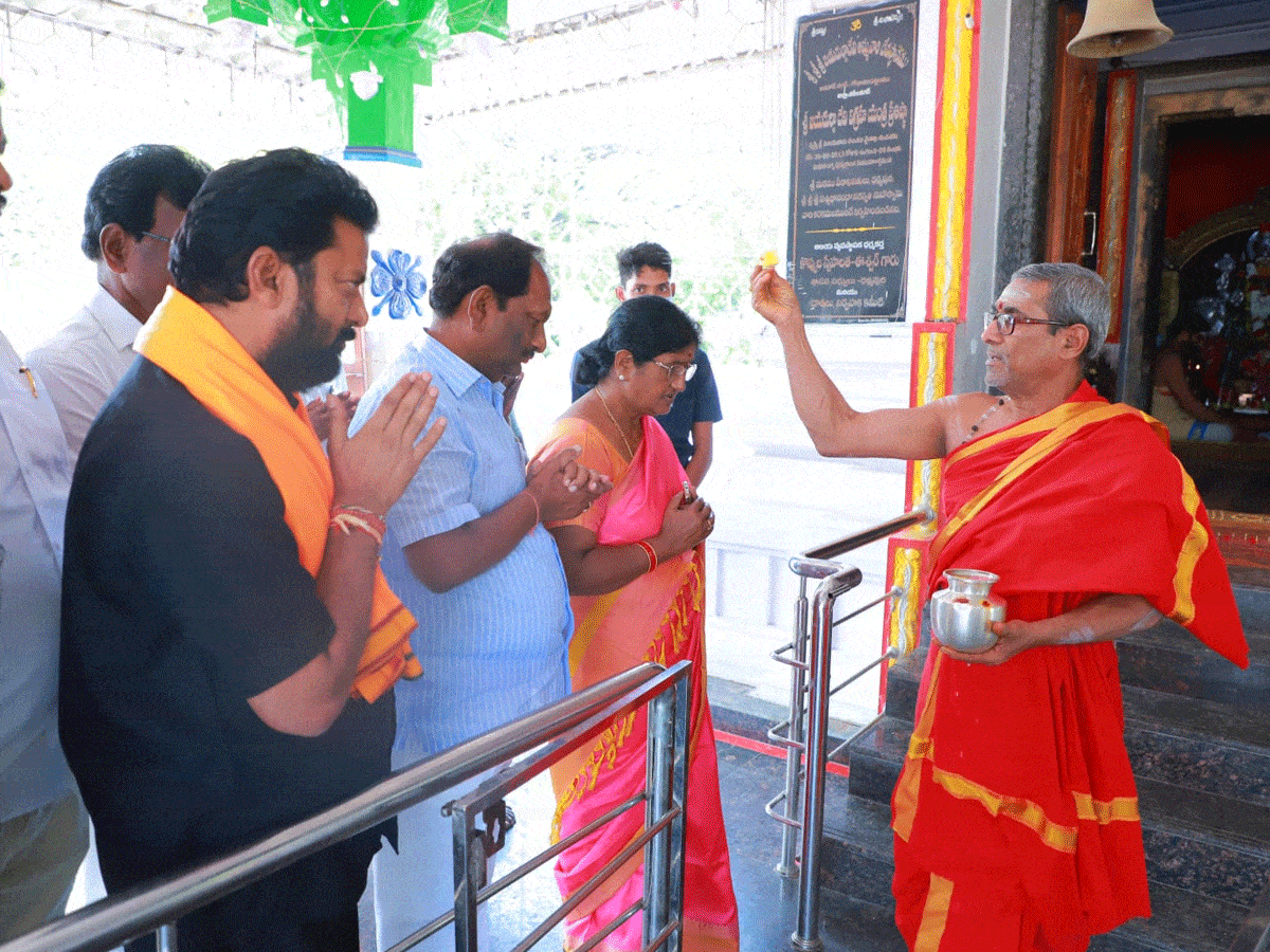జయదుర్గా దేవి ఆలయంలో మంత్రి కొప్పుల పూజలు