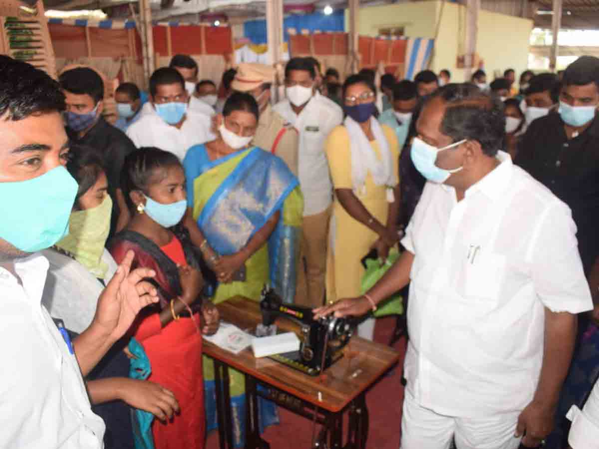 స్వయం ఉపాధి అవకాశాలను సద్వినియోగం చేసుకోవాలి : మంత్రి కొప్పుల