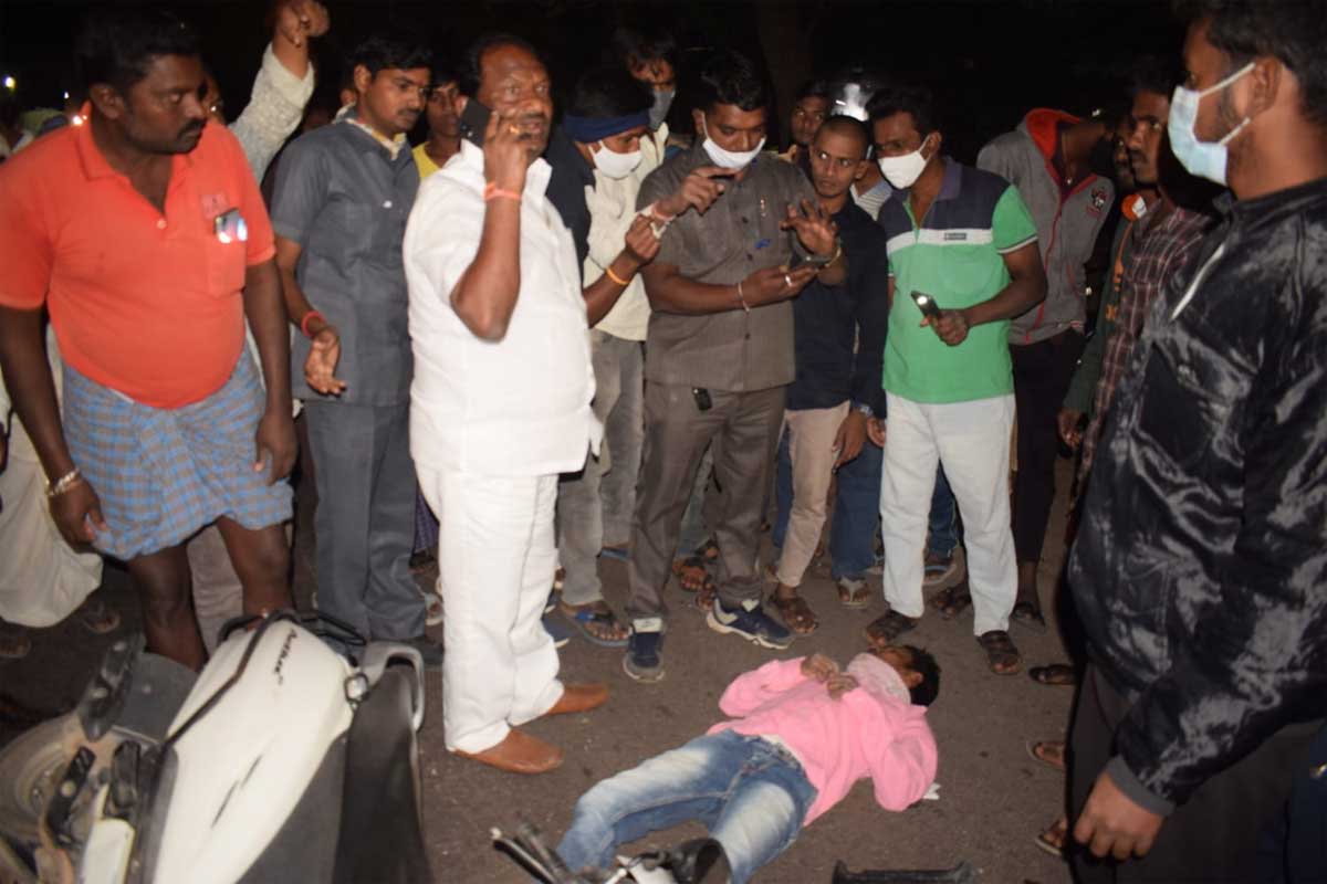 యాక్సిడెంట్ అయిన వ్య‌క్తి ప్రాణాలు కాపాడి గొప్ప మ‌న‌సు చాటుకున్న మంత్రి కొప్పుల ఈశ్వ‌ర్