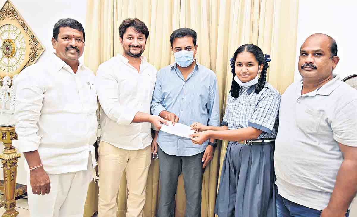 బధిర విద్యార్థినికి 3 లక్షలు