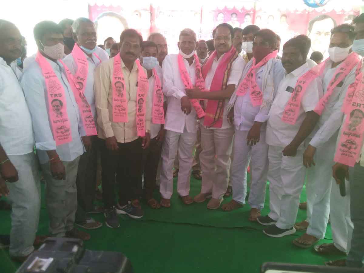 కాంగ్రెస్ నుంచి టీఆర్ఎస్‌లో చేరికలు..ఆహ్వానించిన ఎమ్మెల్యే లక్ష్మారెడ్డి