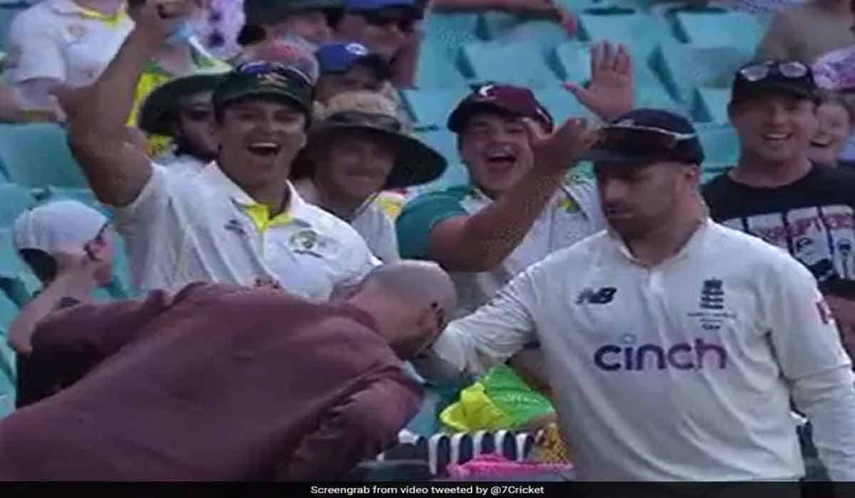 అభిమాని బ‌ట్టనెత్తిపై ఆటోగ్రాఫ్ ఇచ్చిన‌ ఇంగ్లండ్ స్పిన్న‌ర్.. వీడియో