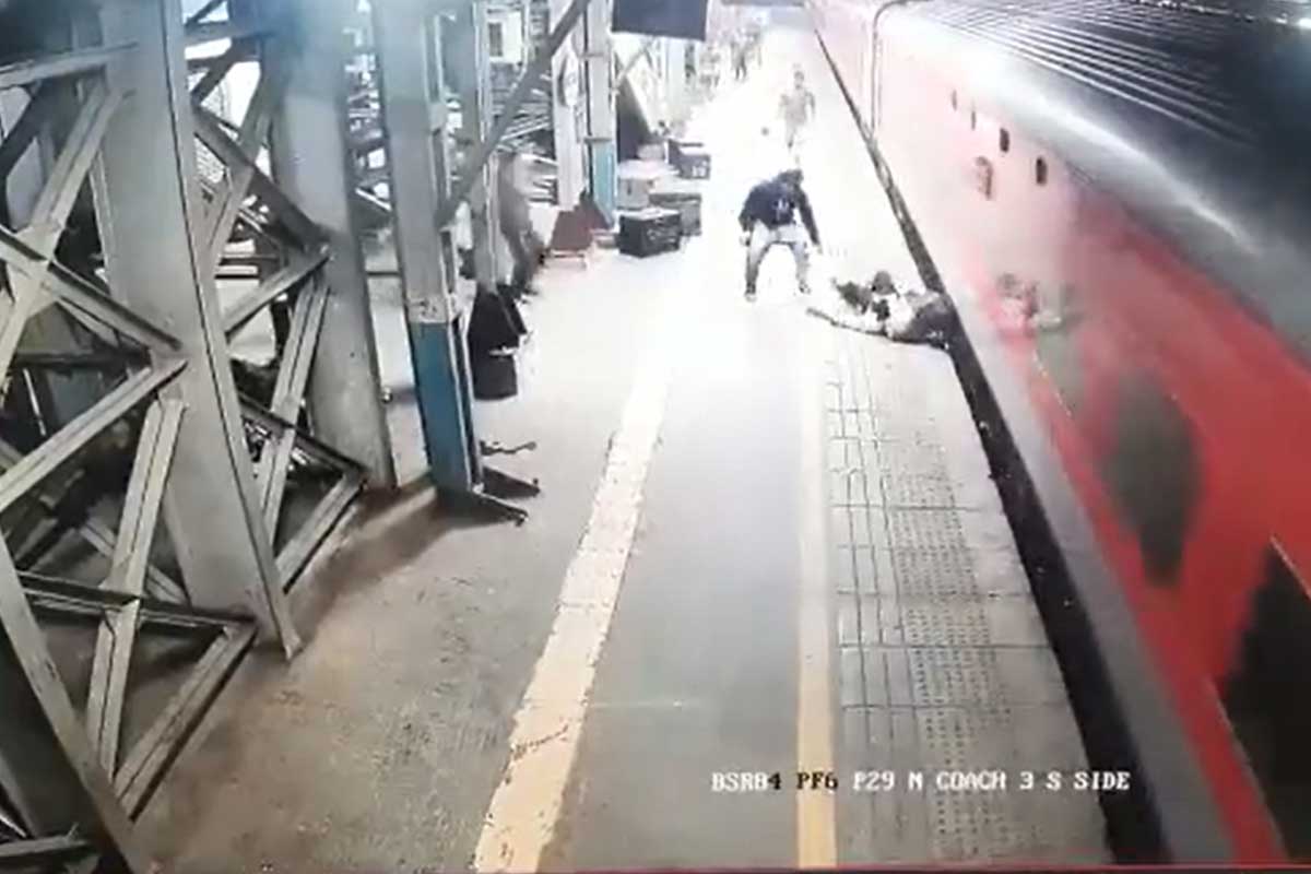 రైలు ఎక్కుతూ జారిపోయి.. 50 అడుగుల దూరం ఈడ్చుకుపోయి.. ప్రాణాల‌తో బ‌య‌ట‌ప‌డ్డ ప్ర‌యాణికుడు ..వీడియో