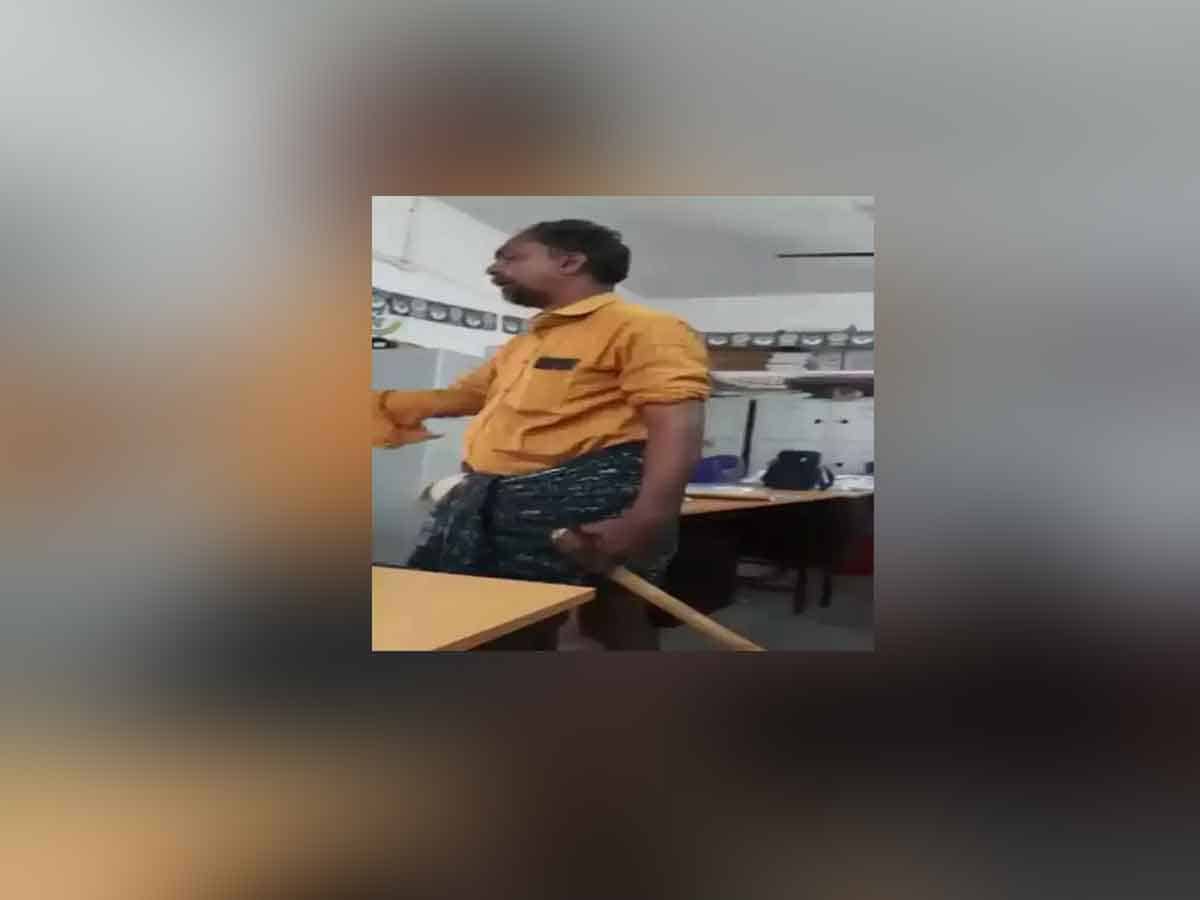 సచివాలయంలో గొడ్డలితో వ్యక్తి హల్‌చల్‌