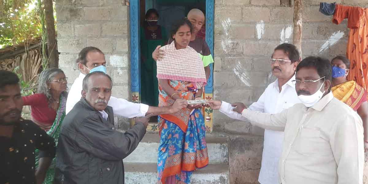 బాధిత కుటుంబాలకు..ఉపాధ్యాయుల అండ