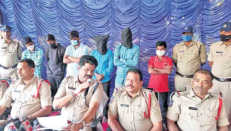 హత్య కేసులో వీడిన మిస్టరీ