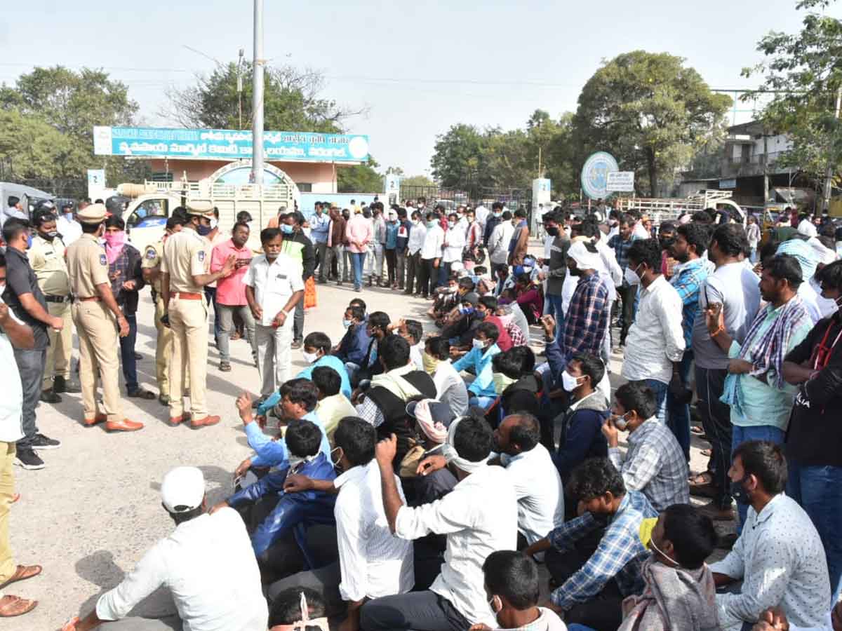 Warangal | వరంగల్‌లో మిర్చి రైతుల కన్నెర్ర..