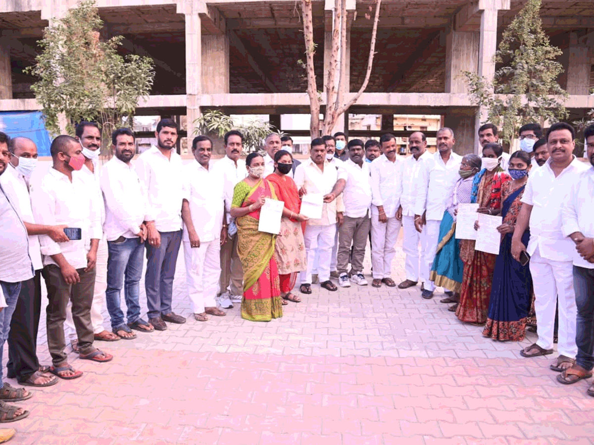 టీఆర్‌ఎస్‌ కార్యకర్తల కుటుంబాలకు అండగా  ఉంటాం : ఎమ్మెల్యే గూడెం