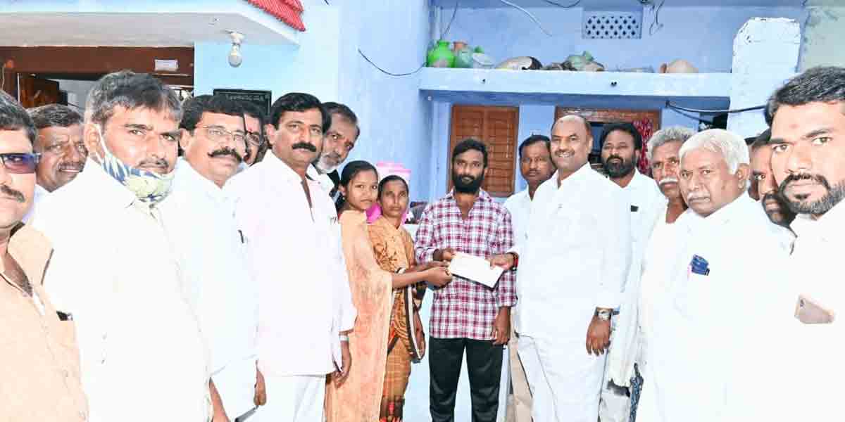 కార్యకర్తలను కంటికి రెప్పలా కాపాడుకుంటాం : ఎమ్మెల్యే కృష్ణమోహన్ రెడ్డి