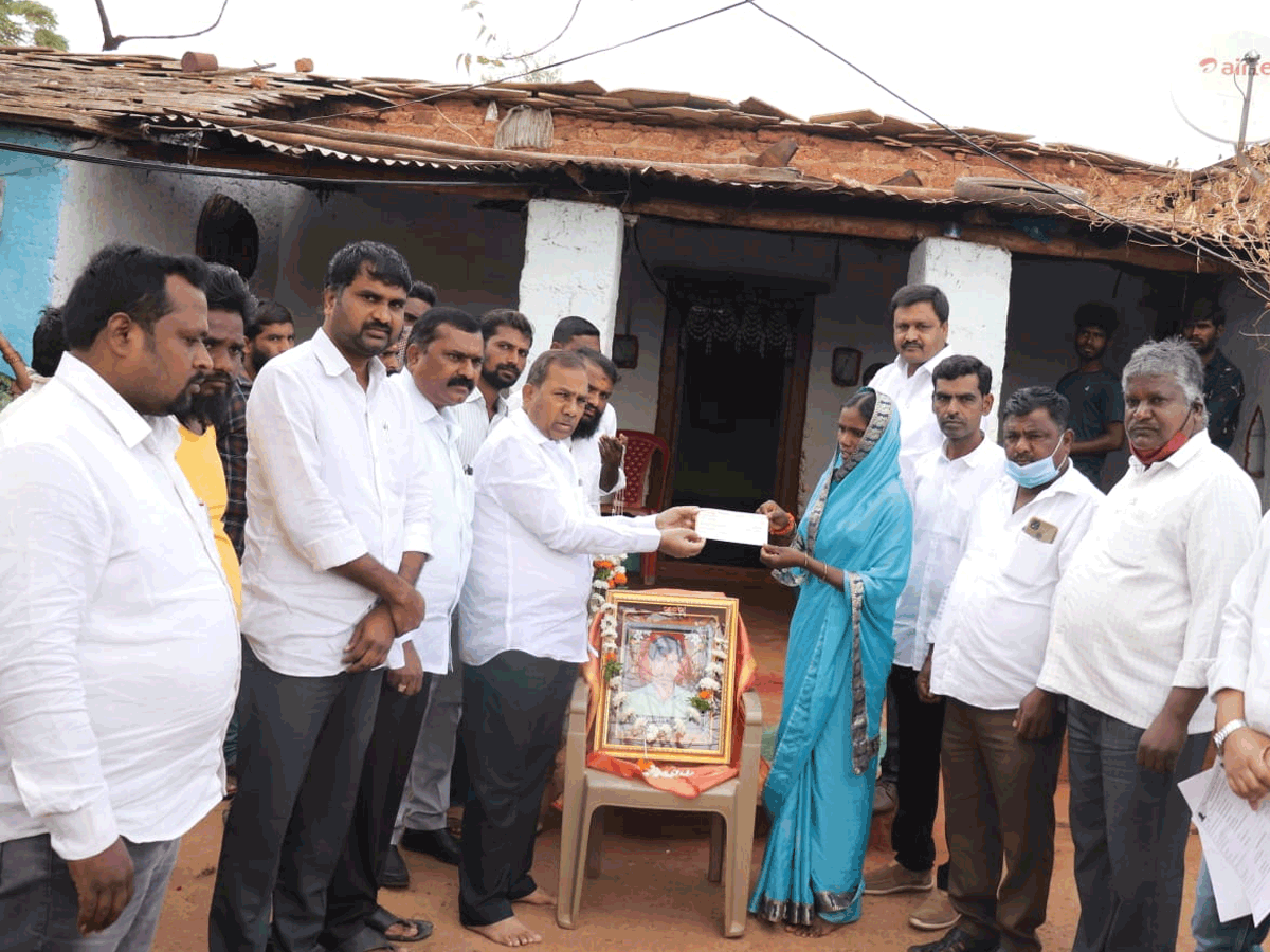 కార్యకర్తలకు అండగా టీఆర్ఎస్ : ఎమ్మెల్యే మాణిక్‌రావు