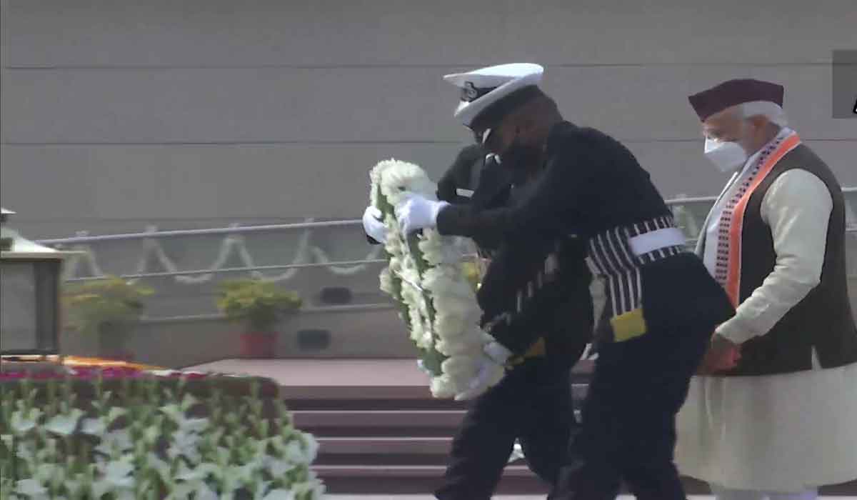 73వ రిప‌బ్లిక్ డే.. జాతీయ యుద్ధ స్మార‌కం వ‌ద్ద ప్ర‌ధాని నివాళి