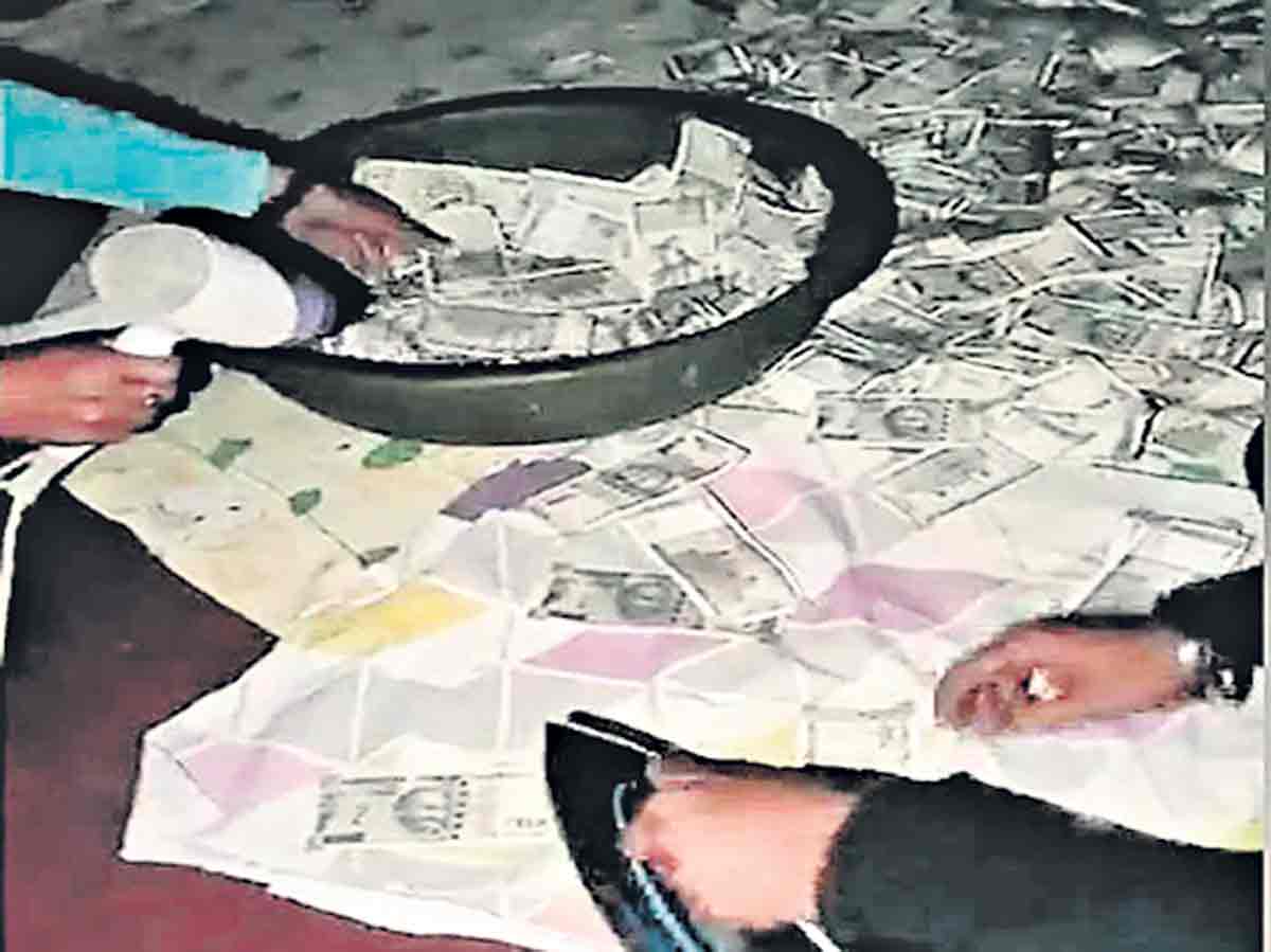 నీళ్ల సంపులో కోటి రూపాయలు