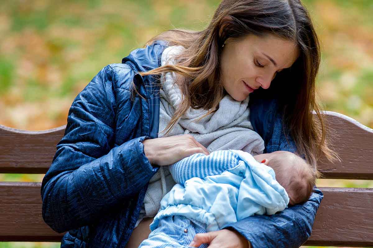 పాలిచ్చే మహిళల ఫొటోలు తీయడం నేరం