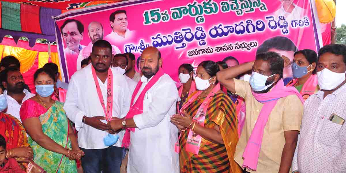 Massive additions | కాంగ్రెస్‌ నుంచి టీఆర్‌ఎస్‌లోకి భారీగా చేరికలు..ఆహ్వానించిన ఎమ్మెల్యే ముత్తిరెడ్డి