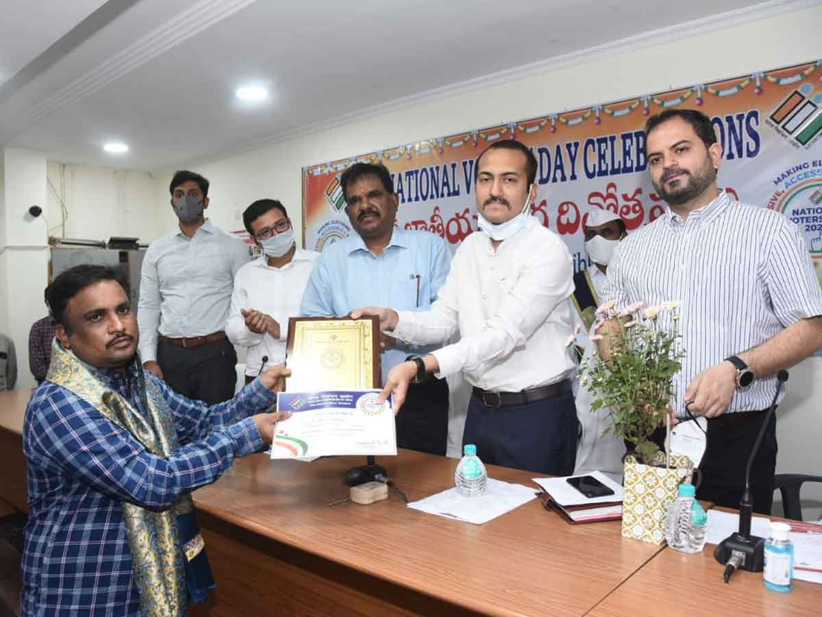 నూతన ఓటర్లకు ఎపిక్ కార్డులు, ఓటర్ కిట్ అందజేసిన కలెక్టర్