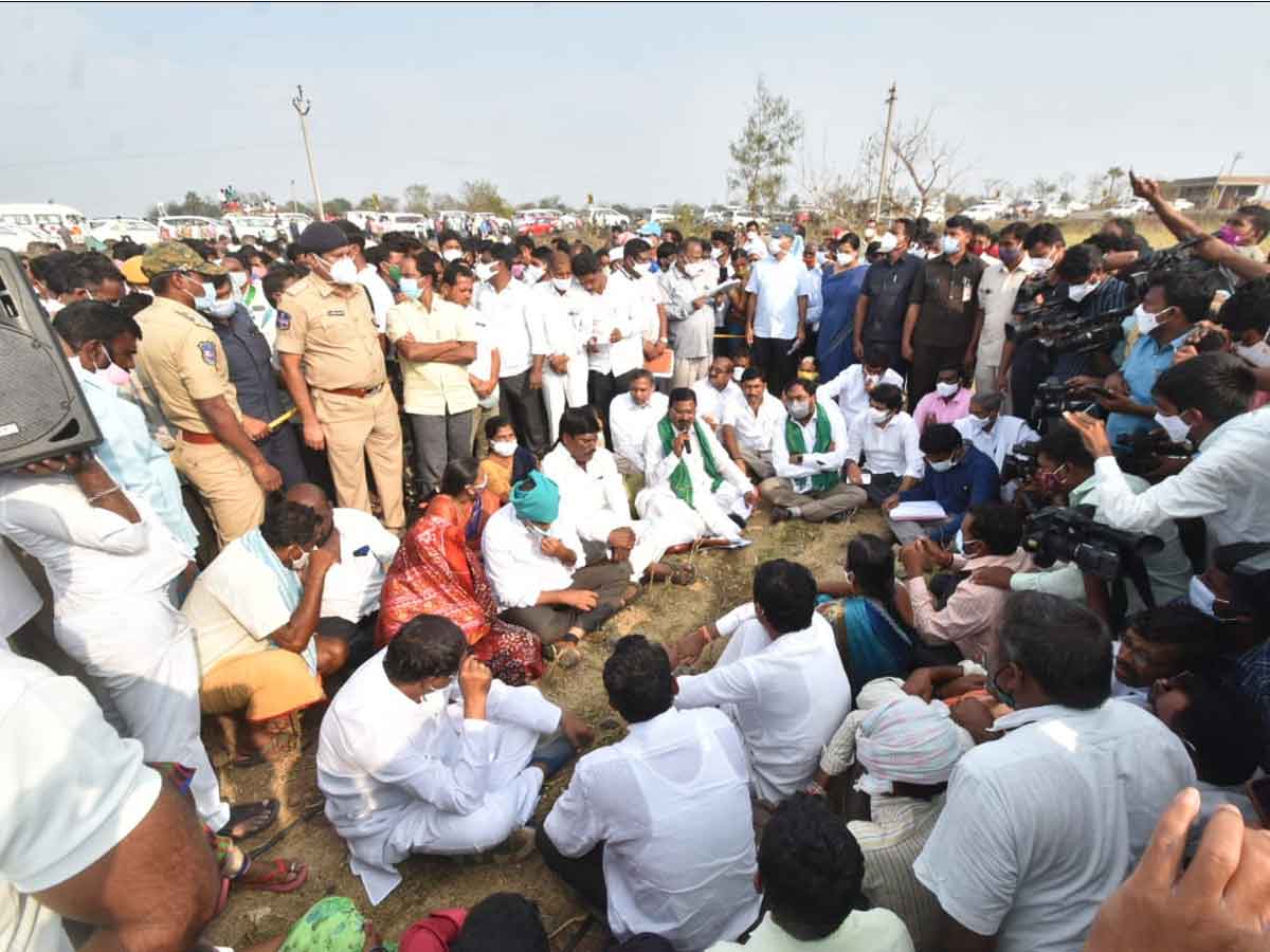 మీ కన్నీళ్లను తుడుస్తాం..కడవరకు అండగా ఉంటాం : మంత్రి నిరంజన్ రెడ్డి