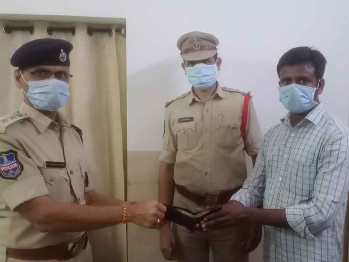 Nallagond | మానవత్వం చాటుకున్న సీఐ అదిరెడ్డి