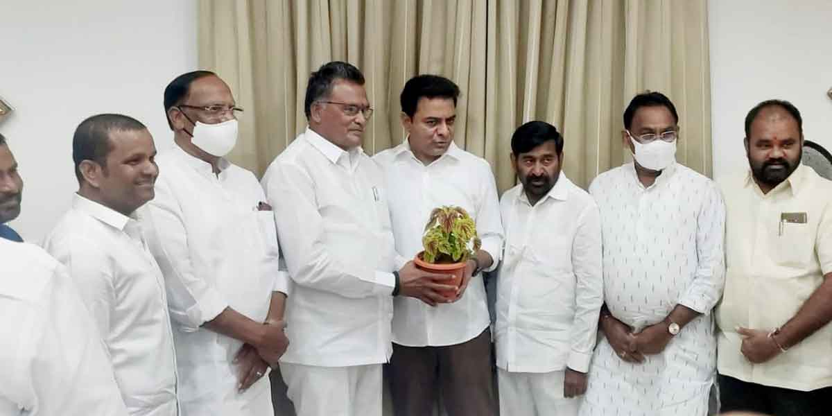 మంత్రి కేటీఆర్‌, ఎమ్మెల్సీ కవితను కలిసిన ఉమ్మడి నల్లగొండ జిల్లా పార్టీ అధ్యక్షలు