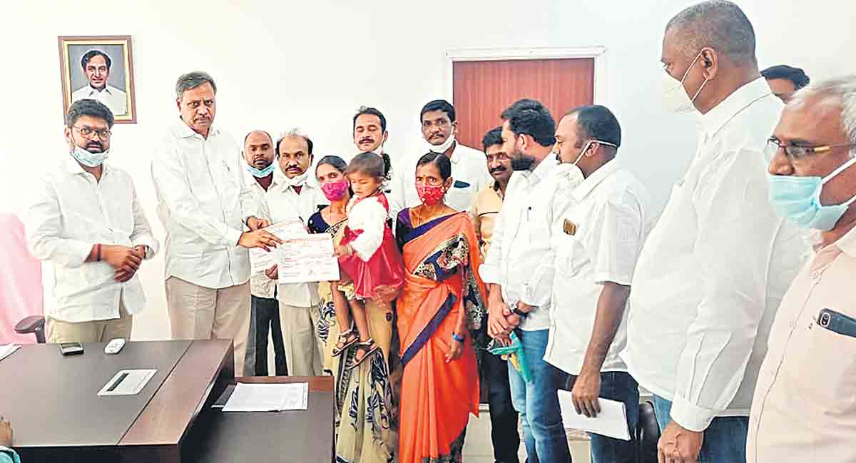 టీఆర్‌ఎస్‌ కార్యకర్త కుటుంబానికి 5 లక్షలు