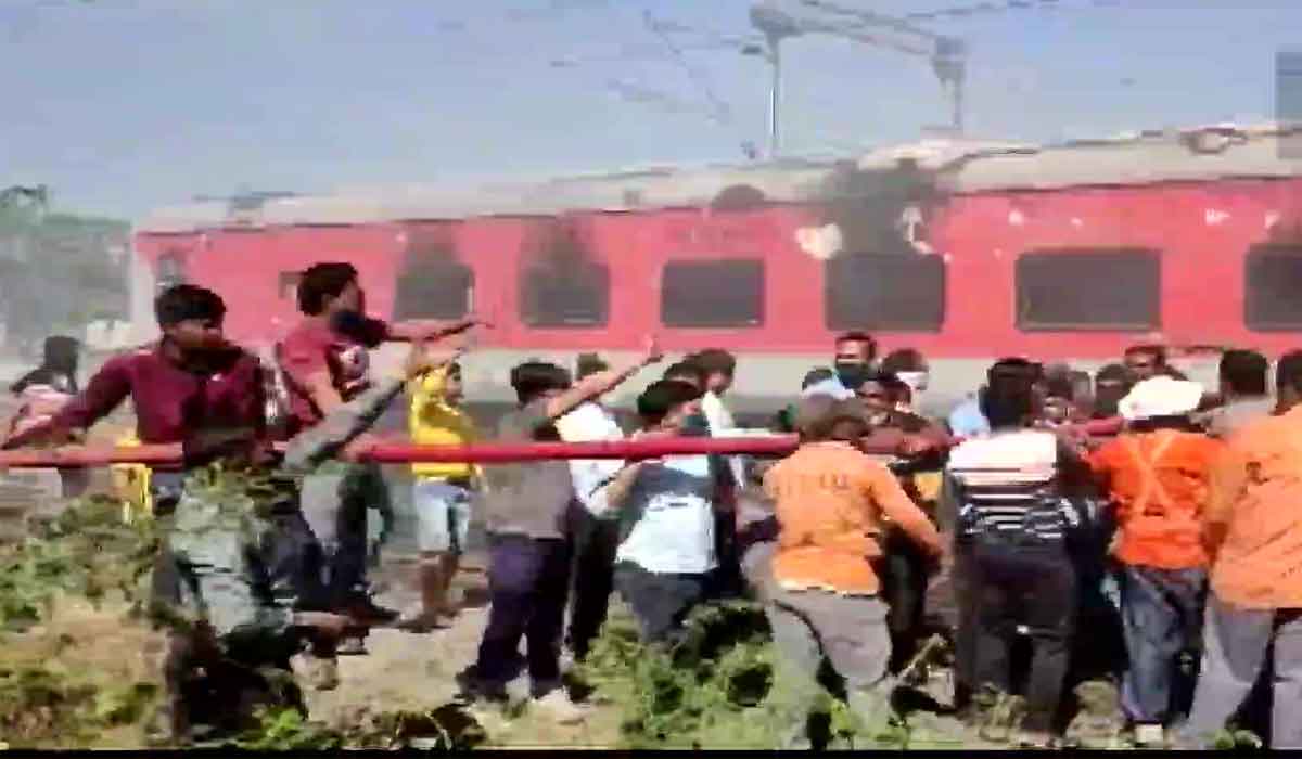 పూరి ఎక్స్‌ప్రెస్‌లో మంట‌లు.. ప్యాంట్రీ బోగీ ద‌గ్ధం